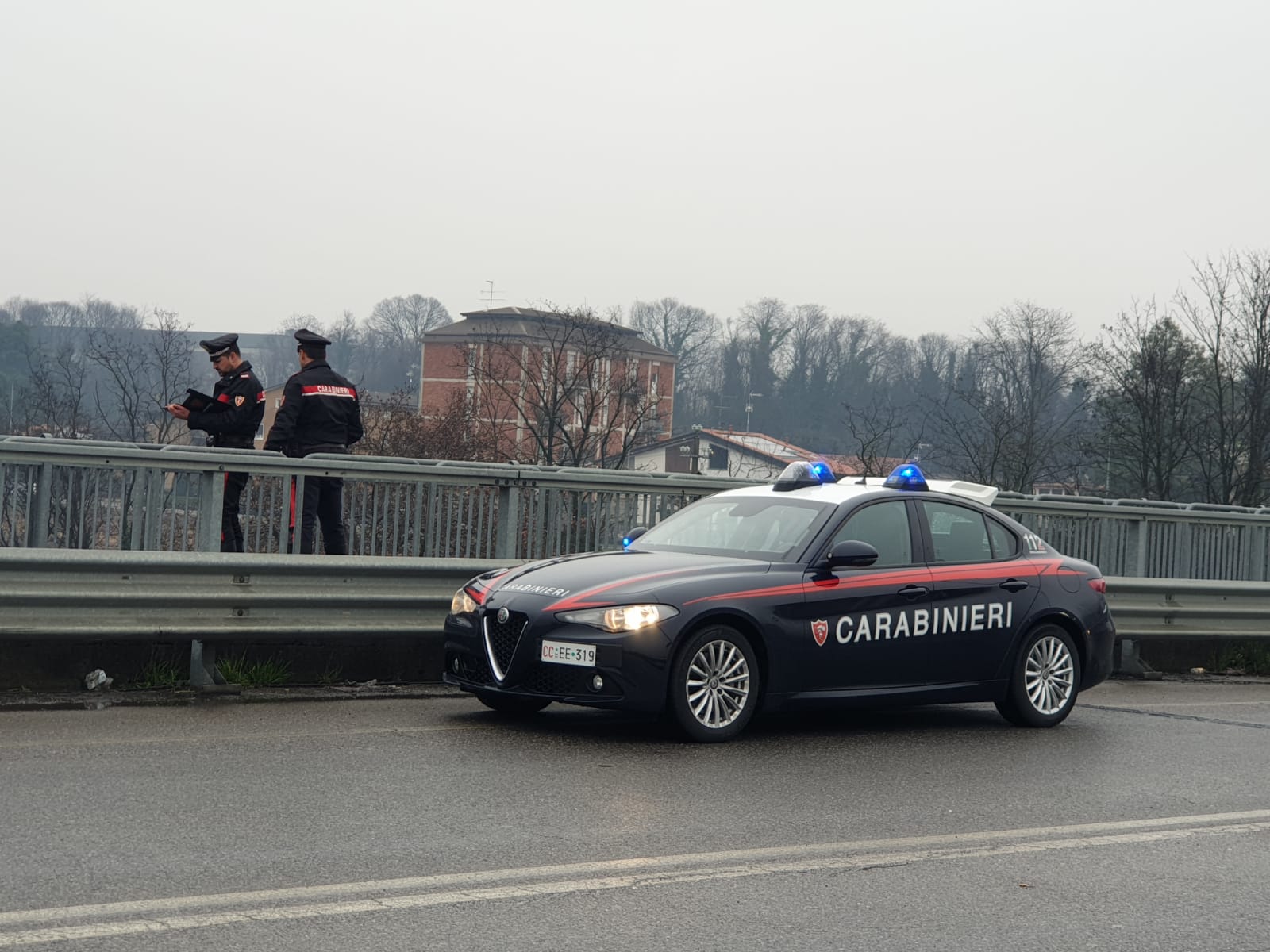 Camionista e Carabinieri, assieme ad un militare specializzato negoziatore, salvano donna dal suicidio