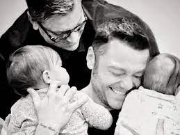 Tiziano Ferro ed il compagno diventano genitori di 2 bimbi, l’annuncio sui social: “Sono l’uomo più felice del mondo”