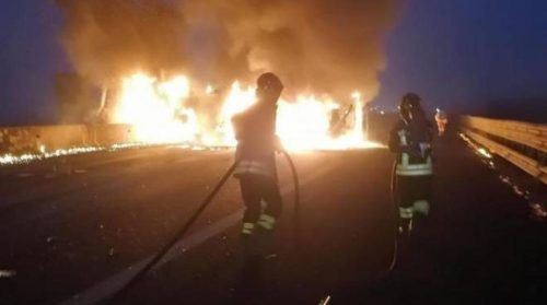 Tir in fiamme sulla A1 Milano-Lodi, autostrada chiusa