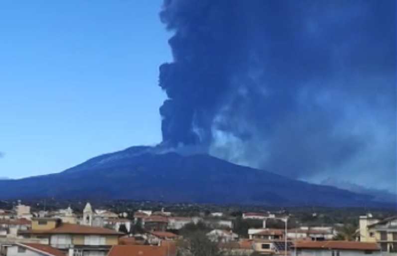Etna, attività stromboliana dai crateri e debole emissione di cenere