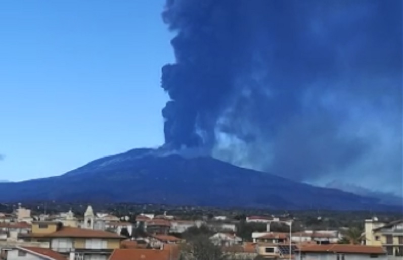 Etna: fontana di lava dal cratere Sud-Est a quota 2.800 metri (il VIDEO)