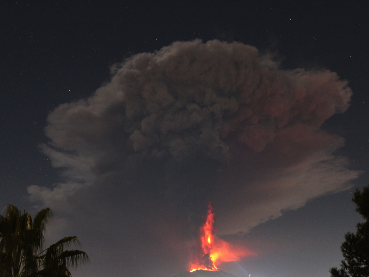 In corso nuova intensa eruzione dell’Etna dal cratere sud est con nube lavica alta 10 km