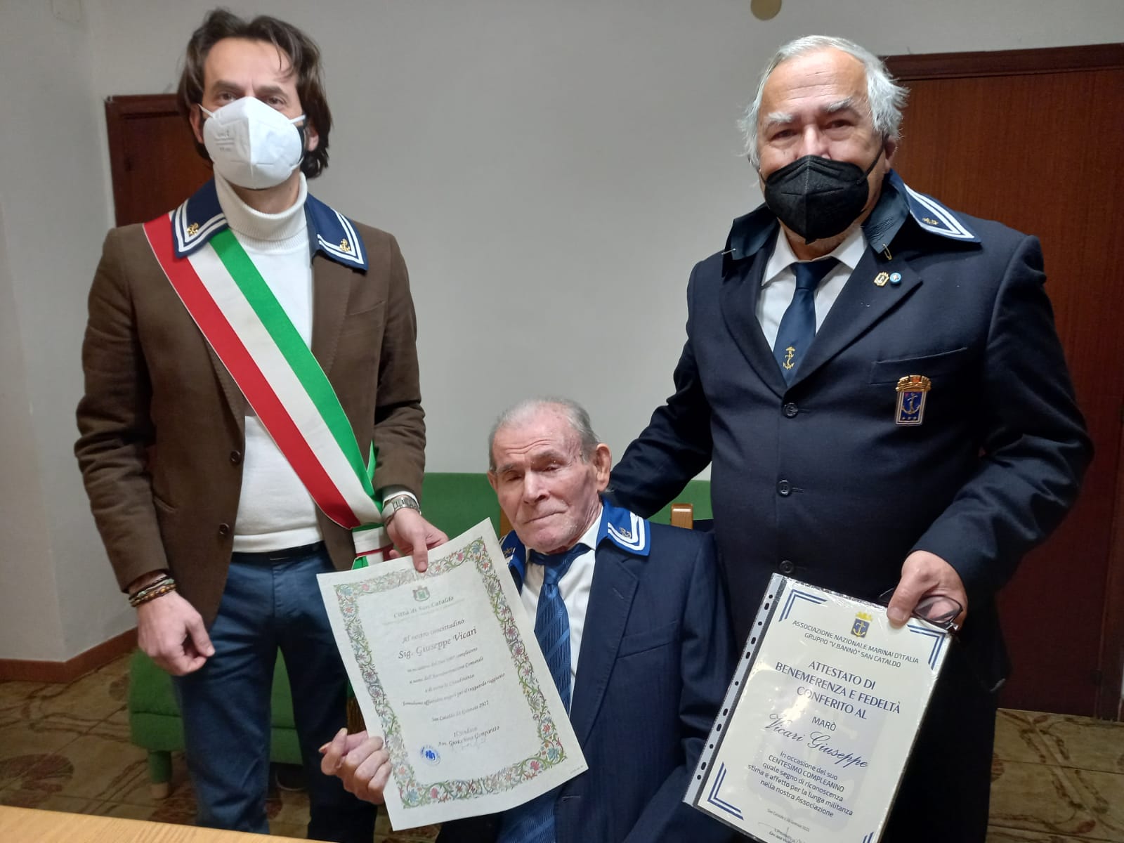San Cataldo. Il sindaco consegna pergamena ricordo a Giuseppe Vicari per il suo 100° compleanno