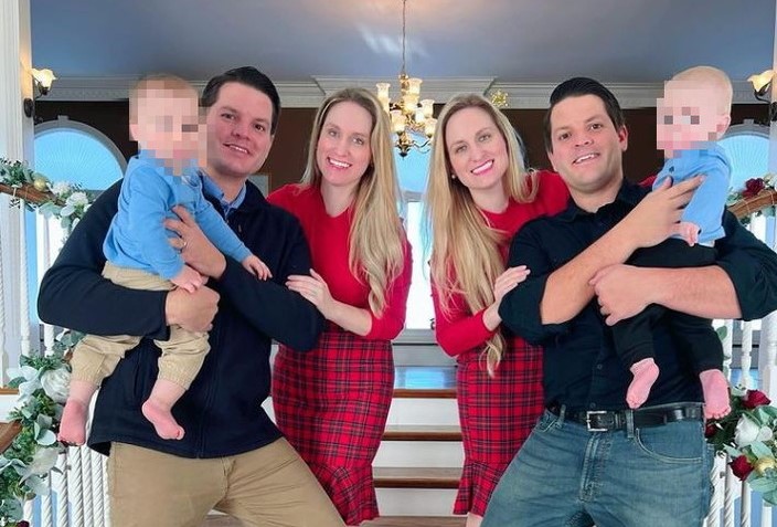 Usa, due gemelle che hanno sposato due gemelli hanno due figli della stessa età: “I nostri bimbi sono cugini, fratelli e gemelli quaternari”