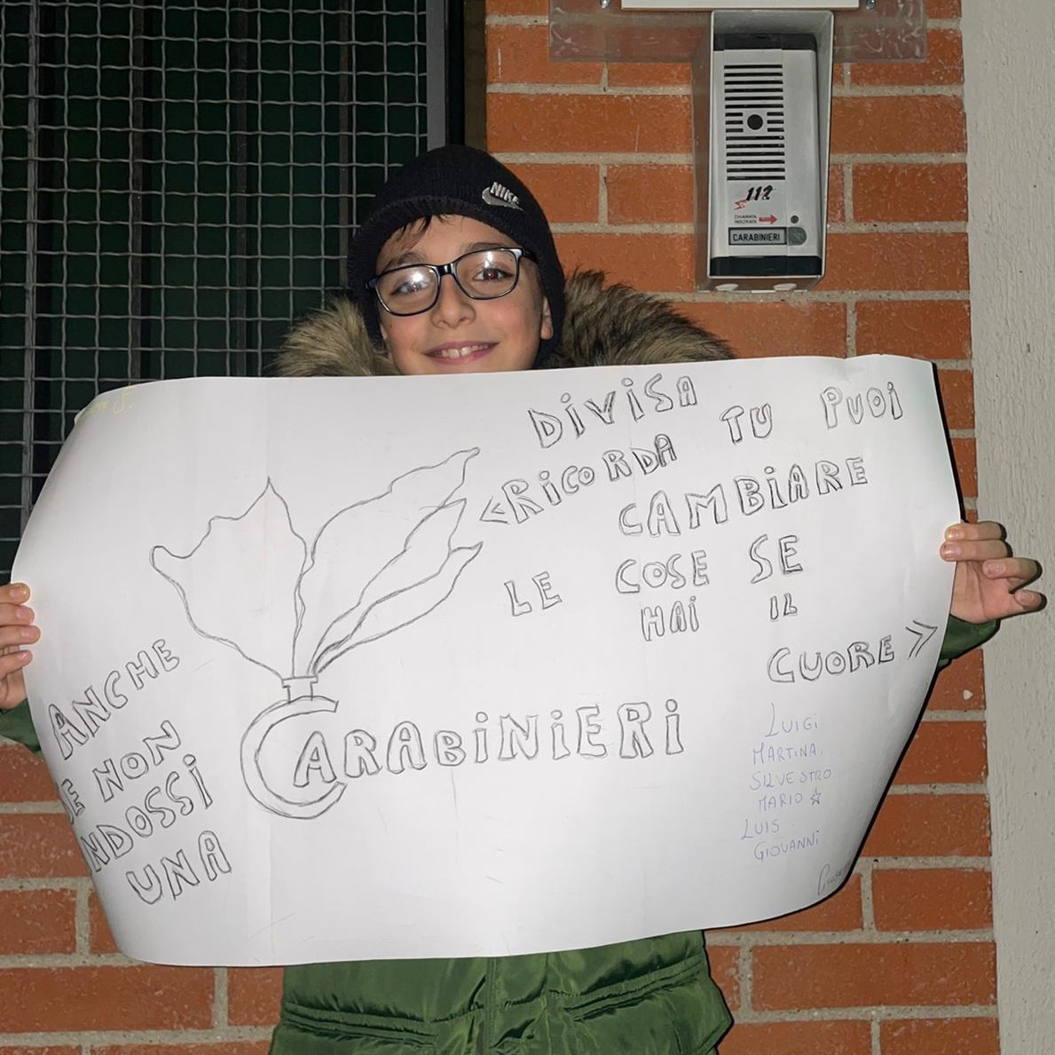 Ragazzino di 11 anni sogna di entrare nell’Arma e realizza disegno con messaggio: “Anche se non indossi una divisa, ricorda: tu puoi cambiare le cose se hai un cuore”