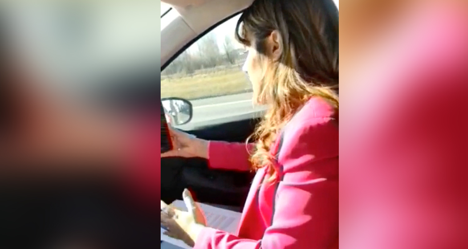 Italia, bloccata per ore sull’autostrada A26: studentessa si laurea in auto