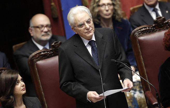 Mattarella bis, il giuramento: “Nuova chiamata alla responsabilità, non mi sottraggo”, standing ovation della Camera