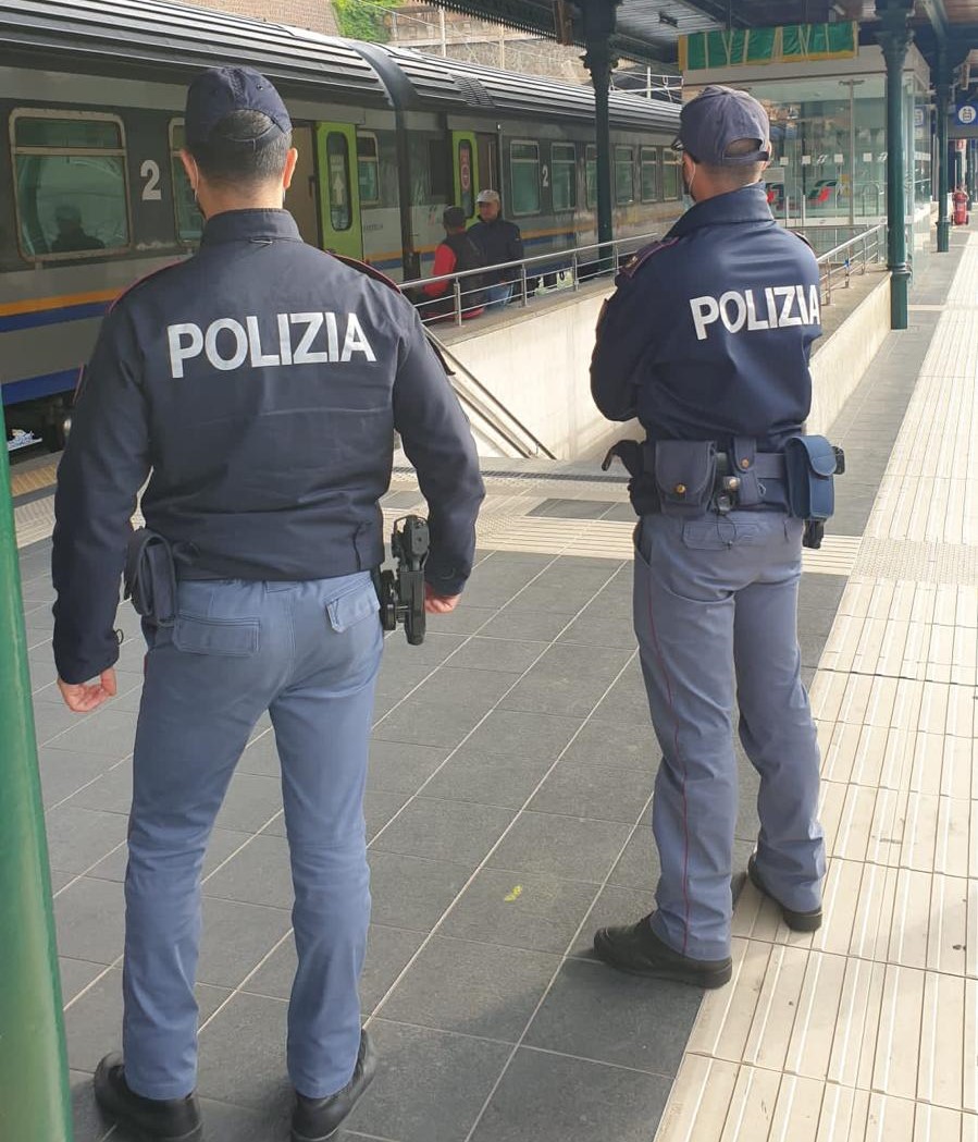 Protesta con la Polizia per malfunzionamento di una biglietteria elettronica, ma su di lui pendeva mandato di cattura. Arrestato