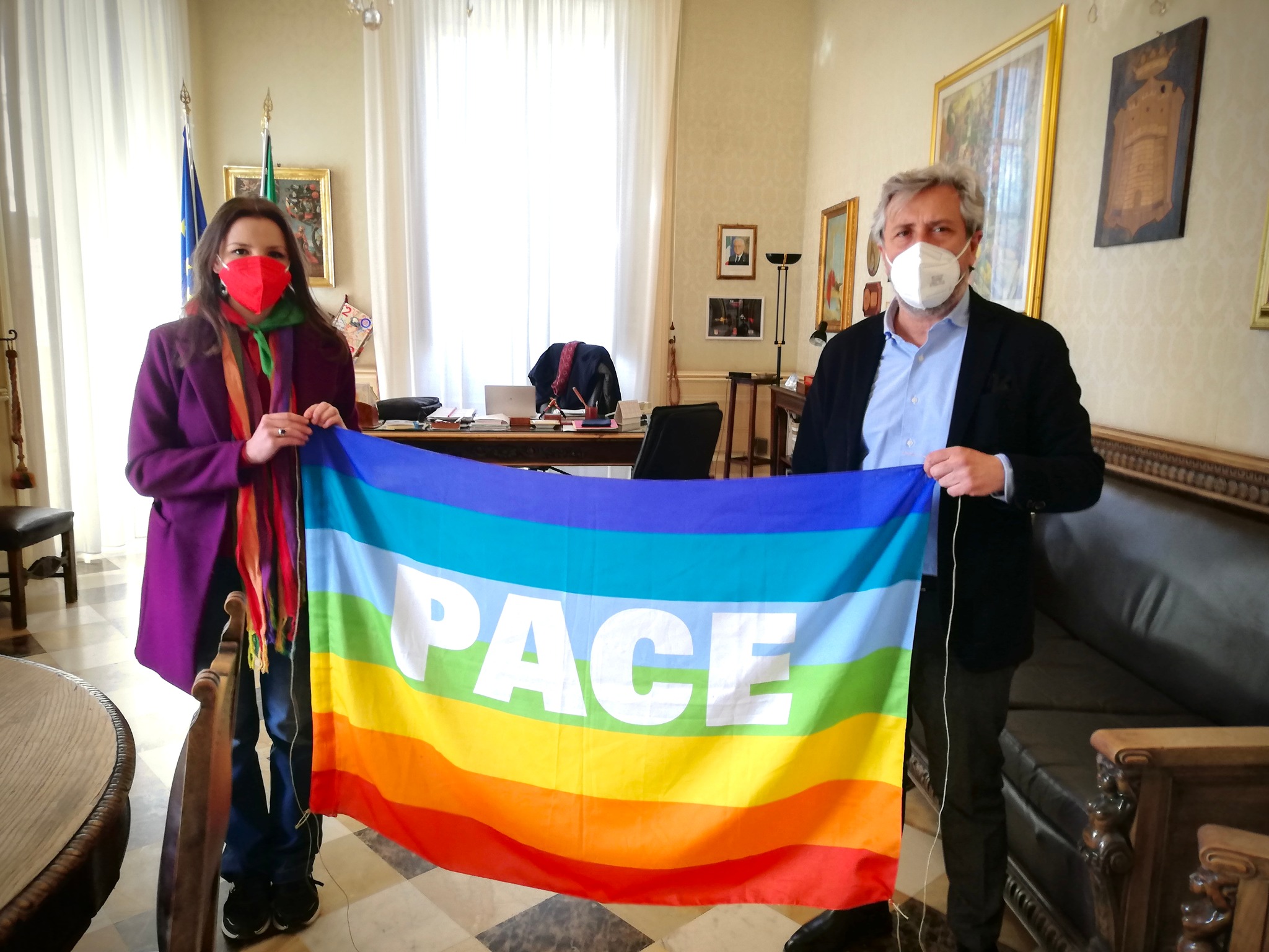 Bandiera della pace esposta da Palazzo del Carmine. Anpi plaude all’amministrazione comunale
