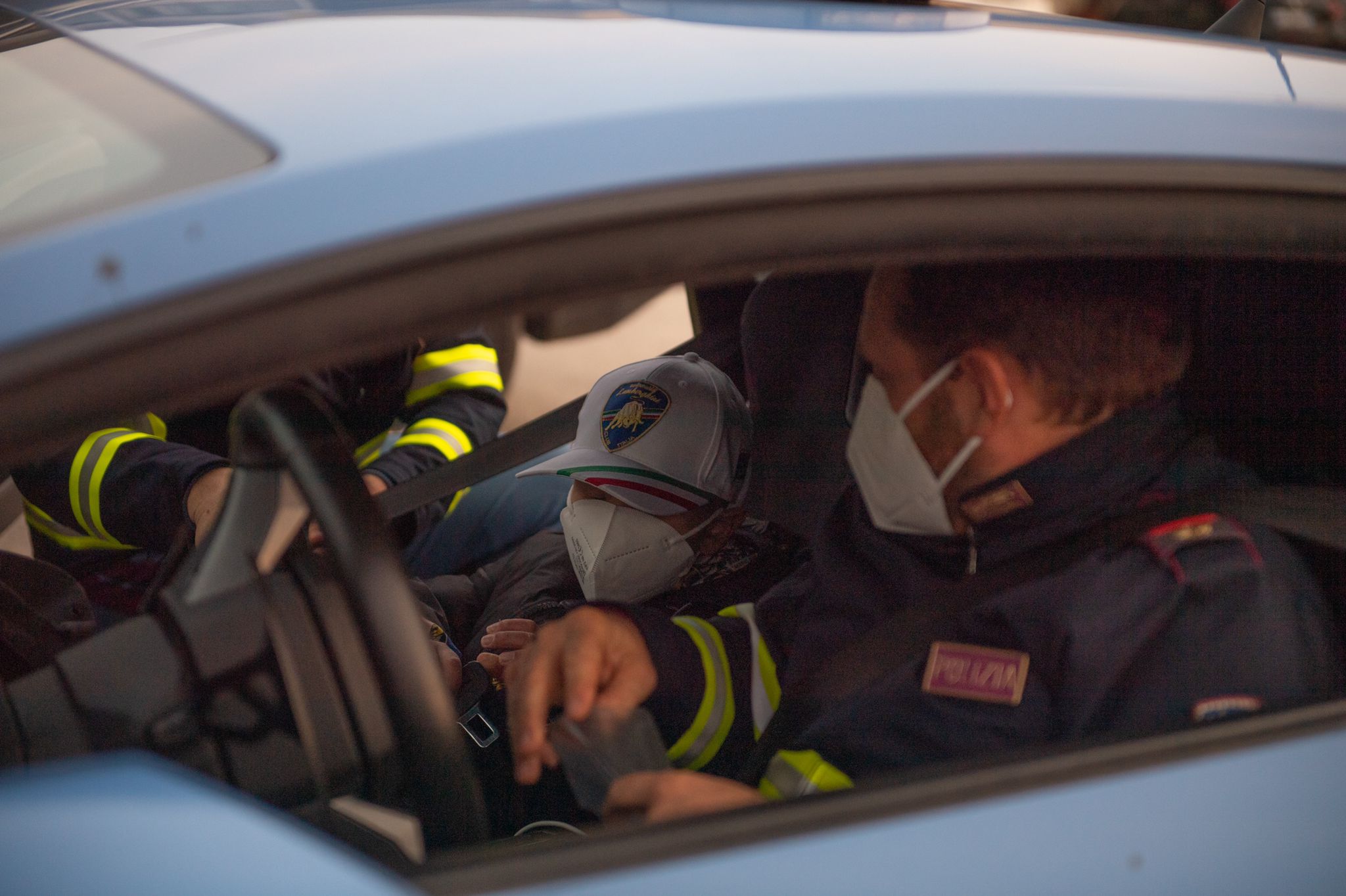 Dopo il ricovero in Ospedale ragazzino torna a casa accompagnato in Lamborghini dai suoi amici poliziotti