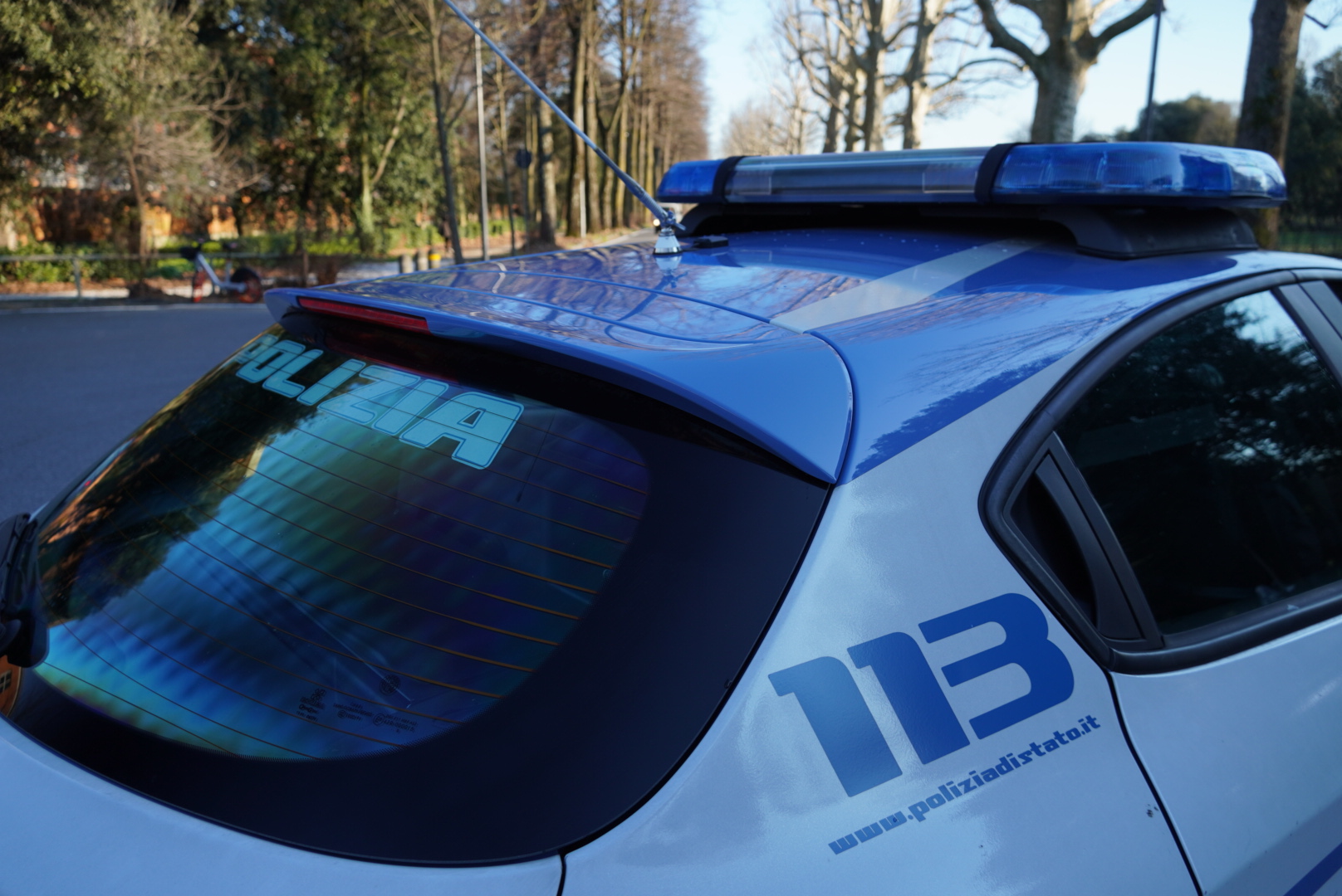 Avevano fatto acquisti sottraendo dati di carte di pagamento ad ignari cittadini. Denunciati dalla Polizia