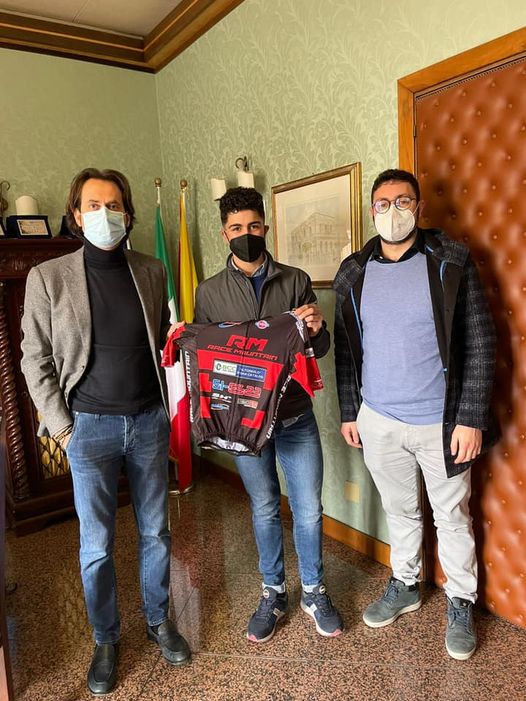 San Cataldo. Il campione di mountain bike Salvatore Lo Monaco ricevuto al Comune da sindaco ed assessore allo sport