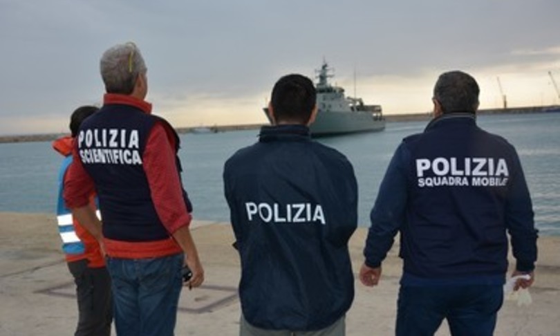 Sicilia, fermato scafista: ha provocato la morte per ipodermia di 7 giovani bengalesi