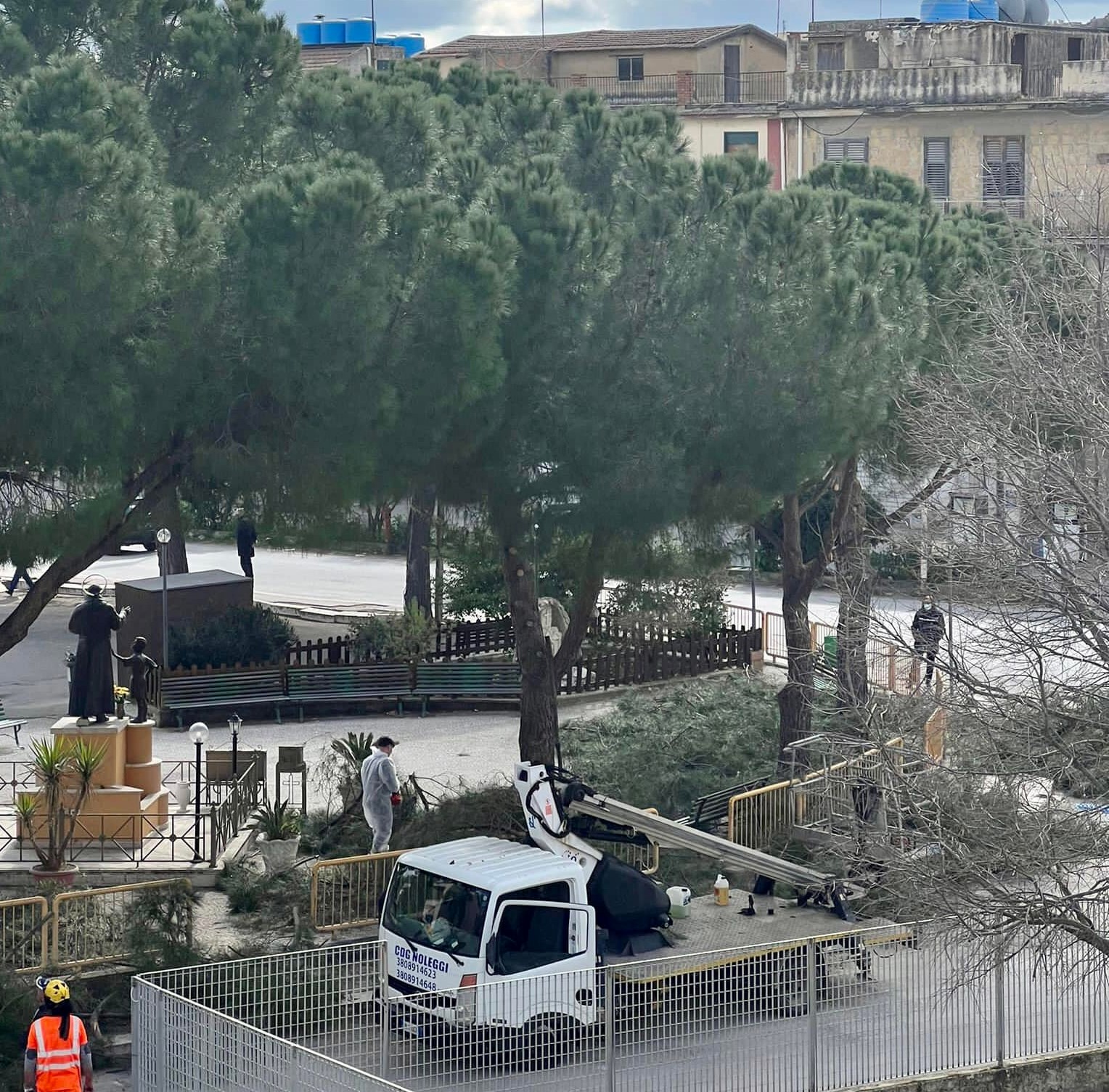 Sommatino. Iniziati i lavori di pulizia e messa in sicurezza degli alberi di piazzale Padre Pio