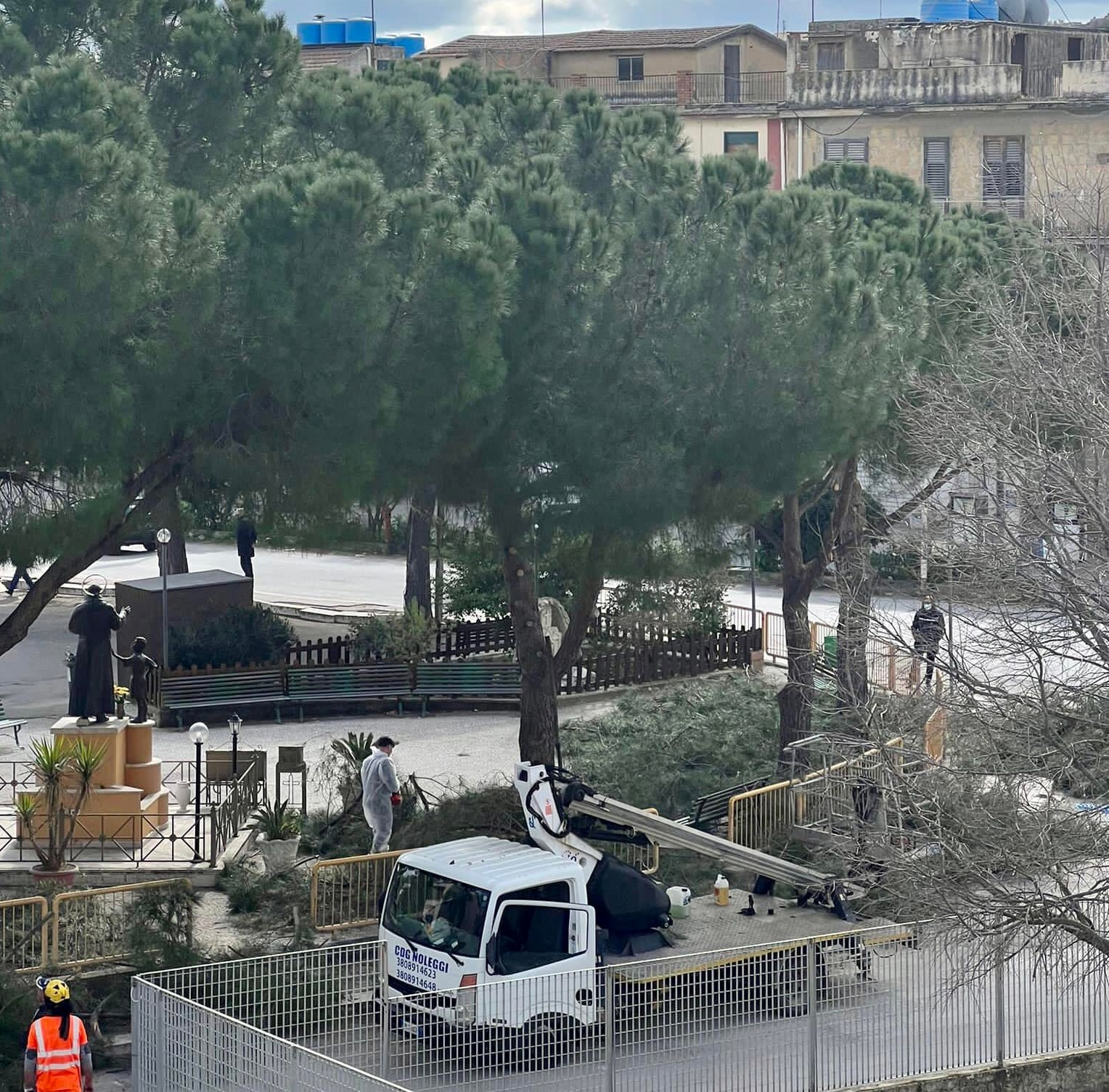 A Sommatino vanno avanti i lavori di manutenzione nelle aree verdi del parco “Falcone – Borsellino”