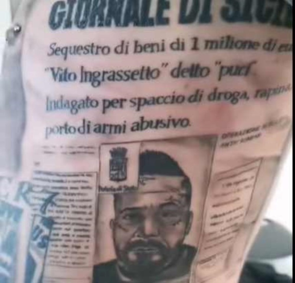 Sicilia, indagato si fa tatuare sul fianco articolo di giornale che lo riguarda e posta video su TikTok
