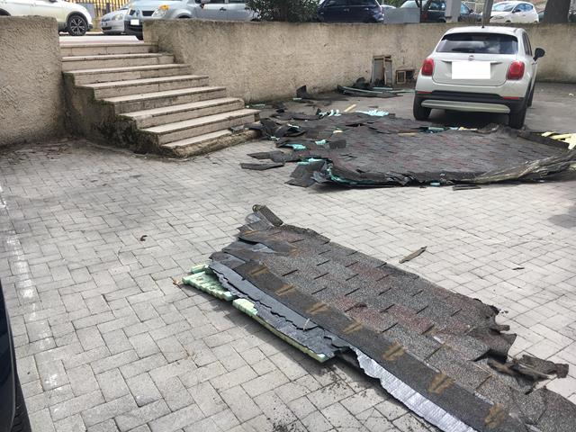 Caltanissetta, tragedia sfiorata a “La Cittadella”: raffica di vento stacca da un palazzo copertura di un tetto che precipita in strada