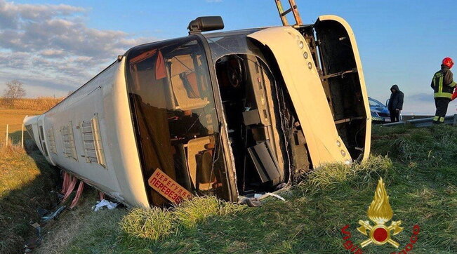 Italia, autobus di ucraini si ribalta in A14: un morto e diversi feriti