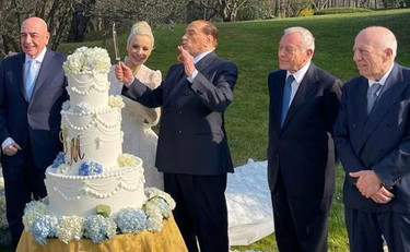 Nozze simboliche per Berlusconi, Fascina in bianco