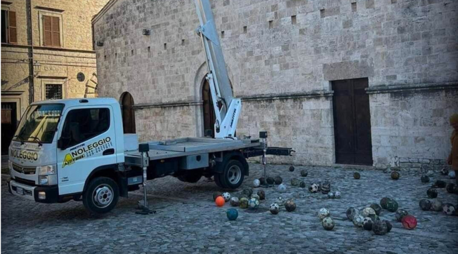 Italia, Ascoli Piceno: ritrovate decine di palloni “d’epoca” sul tetto di una chiesa