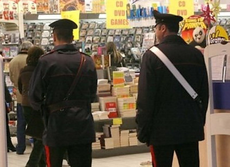 Ruba al supermercato: Carabinieri scoprono che l’autrice del furto è una povera donna indigente con figlio disabile e gli  fanno la spesa