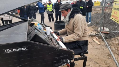 Un pianista di origini nissene va a suonare per i profughi in Ucraina. “Dopo le bombe voglio che sentano la musica”