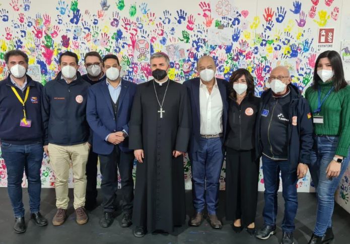 Covid, Vescovo di Palermo visita hub vaccinale della Fiera