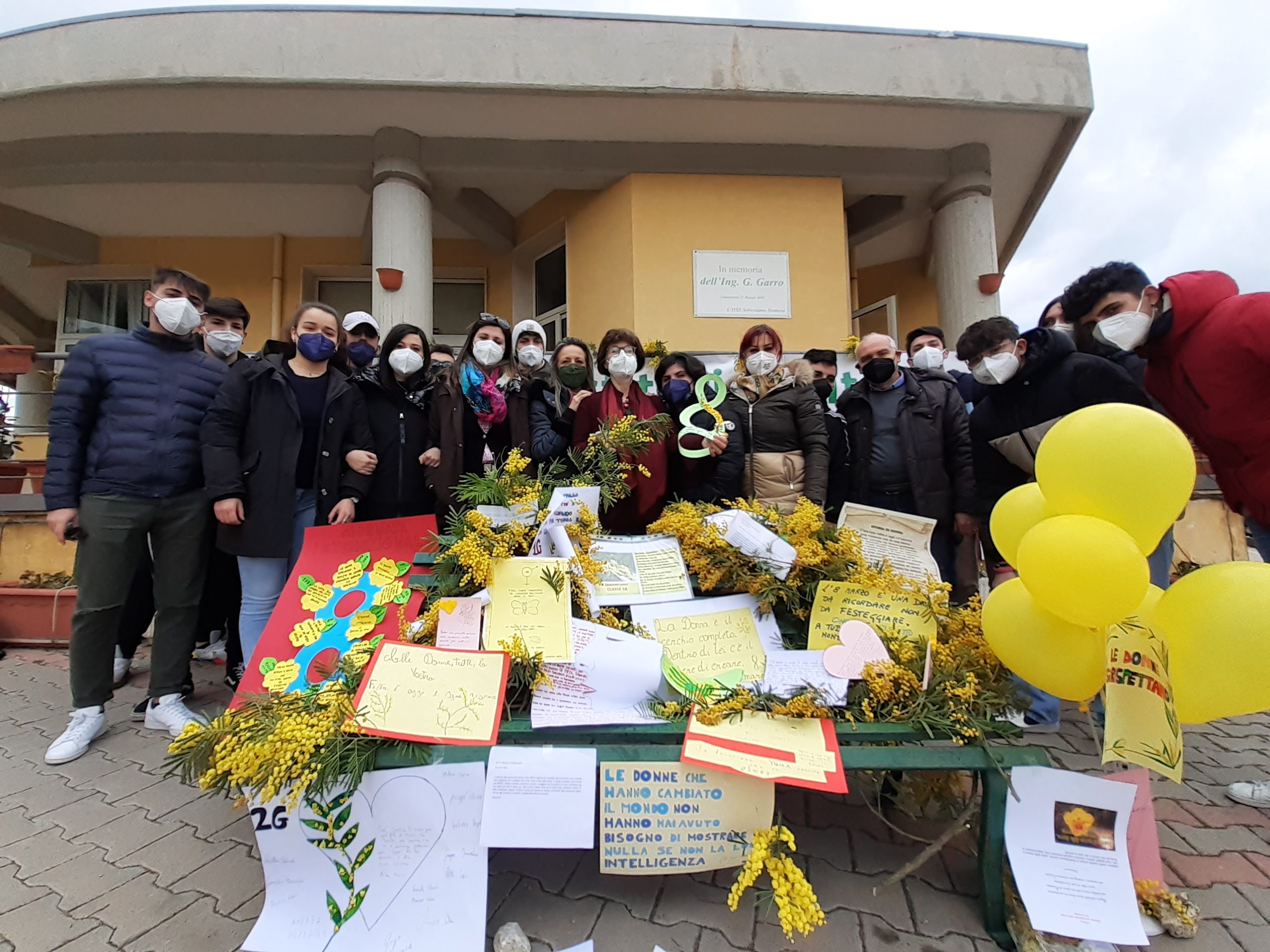 Caltanissetta, al Mottura una panchina gialla per onorare tutte le donne