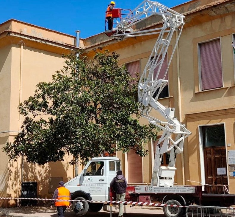 Santa Caterina. Avviati lavori per la riparazione delle buche nelle strade