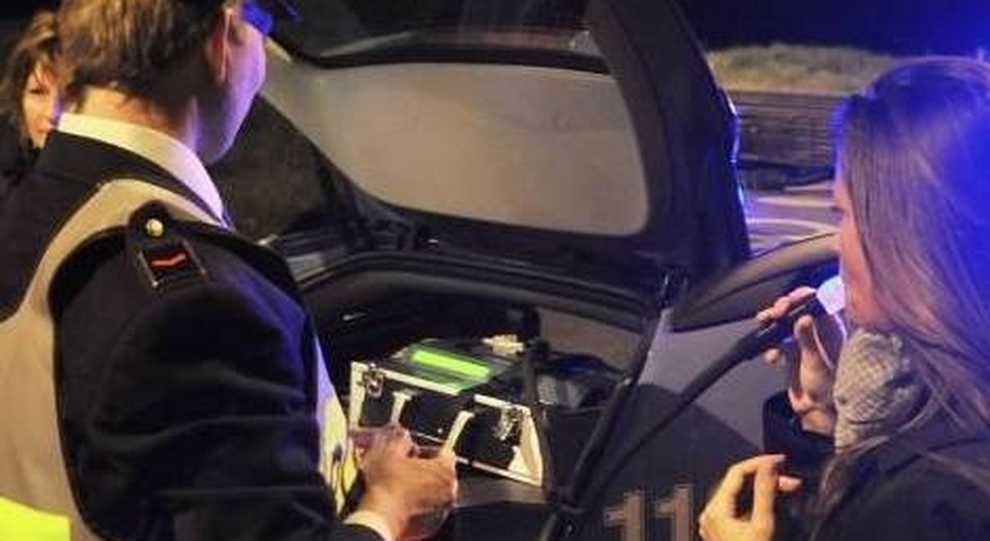 Caltanissetta, ubriaca dopo Festa della donna ‘centra’ rotatoria con l’auto: ferita e… denunciata