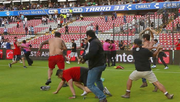 Calcio…violento. Messico, maxi-rissa con 22 feriti e stop campionato
