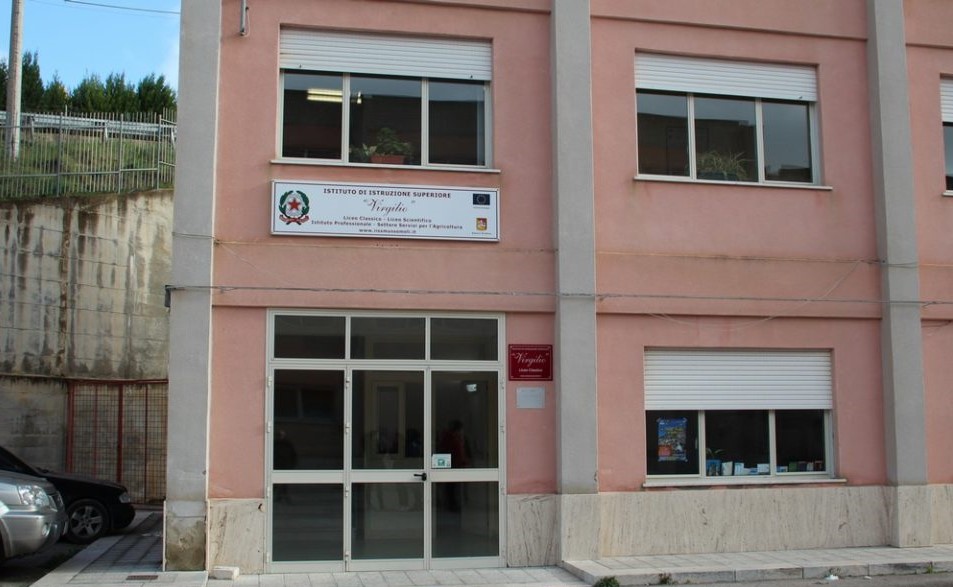 Mussomeli, Lotta alla droga e al bullismo: gli studenti del “Virgilio” a lezione con le Forze dell’ordine