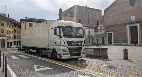 Italia, autista ubriaco “segue” il navigatore: finisce nei vicoli del centro e il camion rompe auto e balconi
