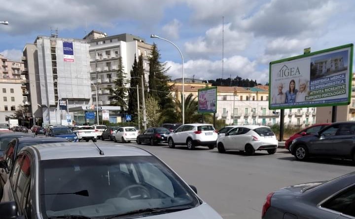 Caltanissetta, lancia la moda dell’estate: …la fila al distributore di carburante