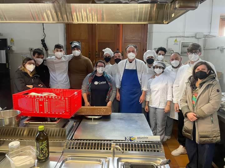 Caltanissetta,  studenti del “Di Rocco” preparano dolci per le mense di San Pio X e Santa Croce