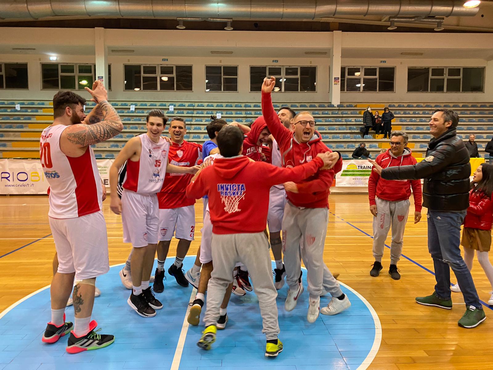 Basket, serie D: Invicta “stratosferica” che supera la prima della classe ai supplementari ma niente play-off