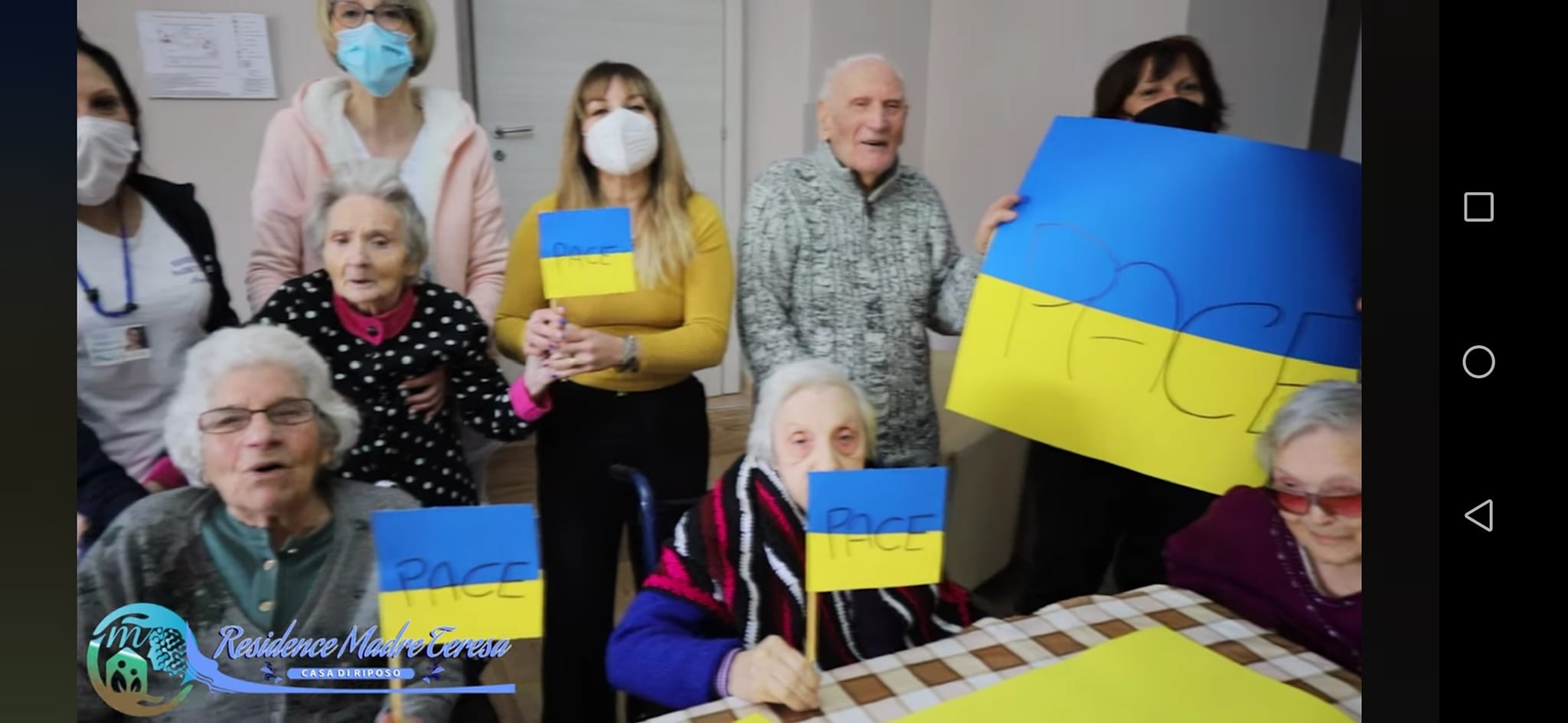 San Cataldo. Anziani di una casa di riposo hanno realizzato e donato bandierine dell’Ucraina per la fiaccolata per la pace
