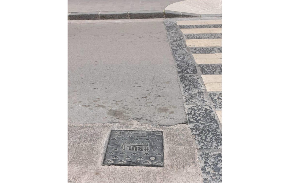 San Cataldo. Riprendiamoci la Città: “Rumori assordanti da coperchio in ghisa in pozzetto per la posa della fbra” in corso V. Emanuele