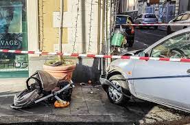 Italia, auto travolge un passeggino sulle strisce pedonali: morto neonato
