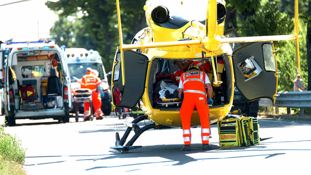 Tragico scontro tra auto e scooter: morte cerebrale per un 18enne, grave l’amico