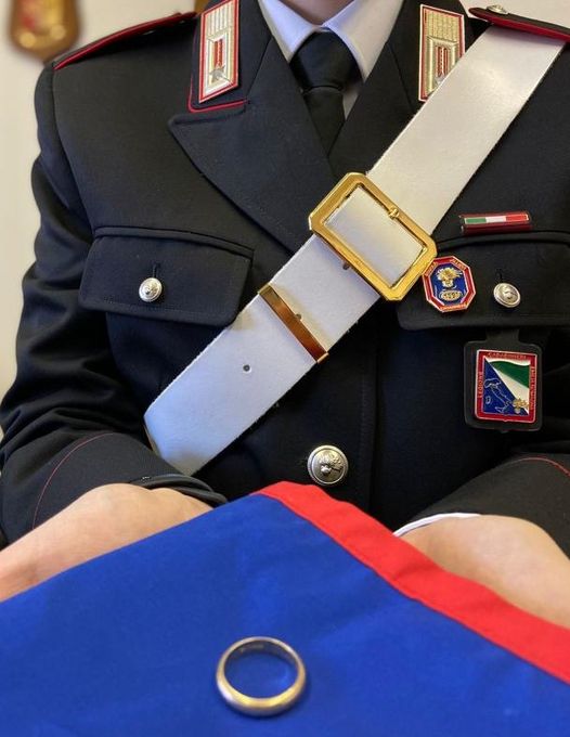 Corriere ritrova una fede nuziale smarrita, ricordo di una moglie scomparsa, la consegna ai Carabinieri che la ridanno al marito