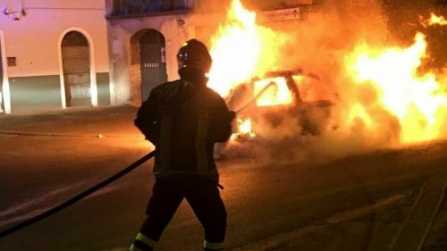 Caltanissetta, auto e furgone a fuoco nella notte: l’ipotesi è di incendio doloso