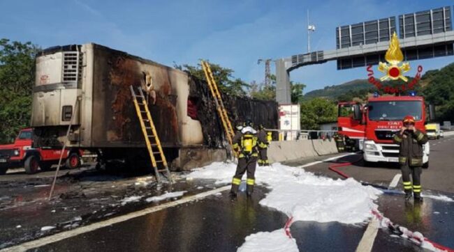 Sicilia, camion in fiamme sull’A19: traffico bloccato nei pressi di Enna