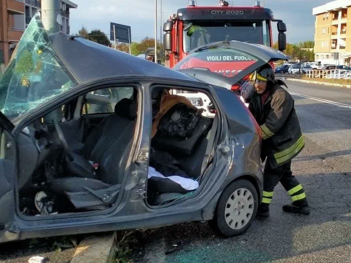 Sicilia, auto contro palo a Palermo: morto il 21enne che guidava il veicolo