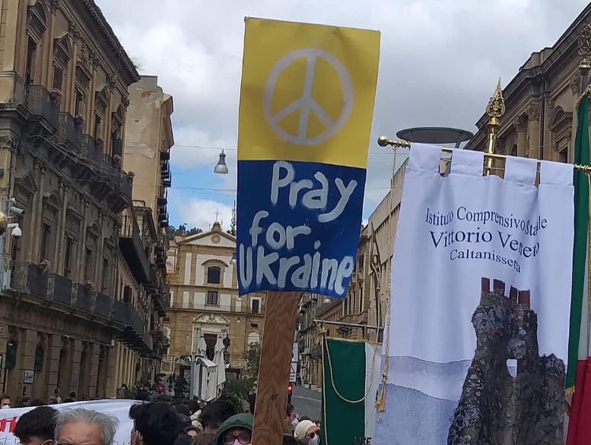 Caltanissetta e le sue diverse forme di sostegno all’Ucraina: dalle manifestazioni di piazza al buio fino ai colori dei dolci