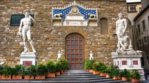Urina sul portone dello storico Palazzo Vecchio a Firenze: per studente scatta maxi multa di 3.300 euro