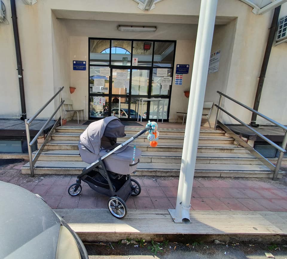 San Cataldo. Sopralluogo del sindaco Comparato e del deputato del M5S Pignatone al Poliambulatorio: “Stato inadeguato degli accessi”