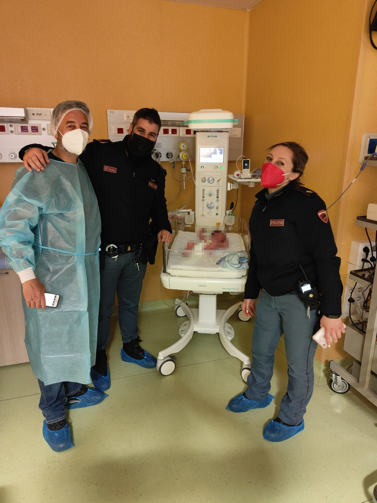 Incinta resta imbottigliata nel traffico: due agenti di Polizia l’aiutano a partorire