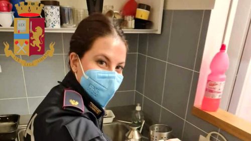 Italia, anziana sola chiama il 112: la polizia arriva e cucina gli spaghetti