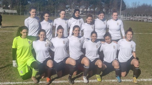 Entra in campo con hijab ma l’arbitro, preoccupato per l’incolumità della giocatrice, le intima di toglierlo e poi fischia la fine della partita